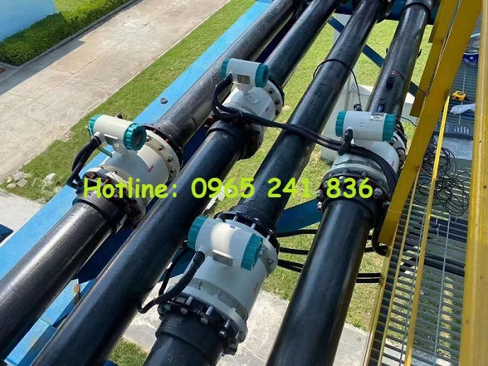 lắp đặt đồng hồ đo lưu lượng nước điện tử hệ thống đường ống HDPE nhà máy xử lý nước
